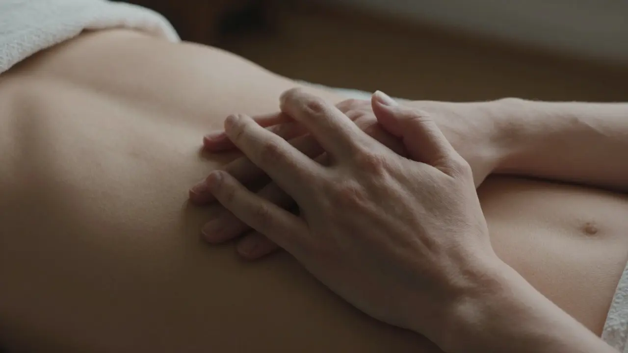 Plan rapproché de deux mains reposant en douceur sur la peau, sans visage ni objet, uniquement le contact apaisant et présent.